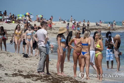 15일(현지시간) 봄방학을 맞아 사람들이 미 플로리다주 마이애미비치의 해변에서 일광욕을 즐기고 있다. <EPA=연합뉴스>
