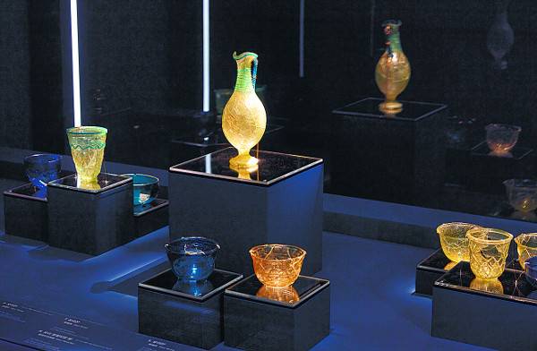 국립경주박물관은 4월 11일까지 여는 ‘오색영롱, 한국 고대 유리와 신라’전을 통해 신라를 비롯한 삼국시대 왕릉급 고분에서 나온 당시 초고가 수입품 유리식기와 유리구슬을 선보이고 있다. 신라 고분에서 출토된 국보·보물급 유리식기는 성분 분석 결과 수입한 지역이 다양한 것으로 확인됐다. 유리구슬은 나라마다 취향이 달랐다. 국립경주박물관 제공