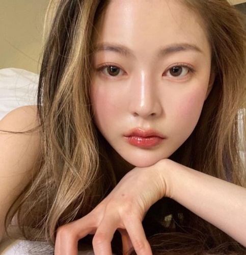 Broadcaster Lim Bo-ra flaunts Beautiful lookLim Bo-ra posted a picture on his Instagram on the morning of the 17th without saying anything else.Inside the picture is his super-close selfie.With provocative, sly eyes, Lim Bo-ra showed off her alluring charm.She also added a sexy look with her subtlely revealed shoulders.Meanwhile, Lim Bo-ra appeared in the web drama Only Torn Men and Women, which aired last year.
