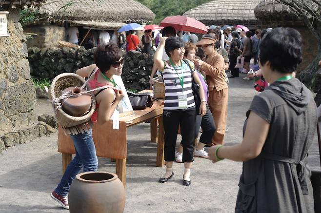 제주 관광중인 중국 관광객들. 제주도 제공