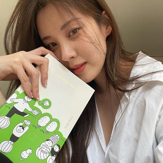 Girls Generation member Actor Seohyun has unveiled a neat current situation.Seohyun posted two photos and articles on his 17th day, I will read the precious book that Lee Ji-hyun presented me well.In the photo, he is shown with a picture of Seohyun holding a book he received with a gift in a white Shirt, and his innocent beauty and delicate appearance attracts attention.Seohyun also made people excited to emit a soft smile.Seohyun played the role of Cha Ju-eun in the JTBC drama Private Life which last November.PhotoSeohyun SNS