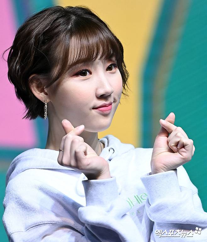 On the afternoon of the 17th, a showcase was held to commemorate the release of the third mini album We Play by Girls Group Weekly at the Shinhan Card Pan Square.Weekly New Margins has photo time.