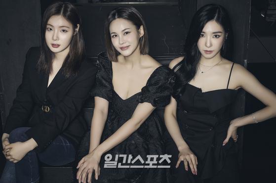 Min kyung-a (from left), Tiffany Young and Ivy have photo time at the musical Chicago practice room open event held online on the 18th.Musical Chicago, which debuted on December 8, 2000, joins Choi Jung Won, Ivy, Kim Young Joo, Kim Kyung Sun, S. J. Kim, Cha Jung Hyun and Tiffany Young to bring new wind.The Dive Art Center will be performing from April 2,