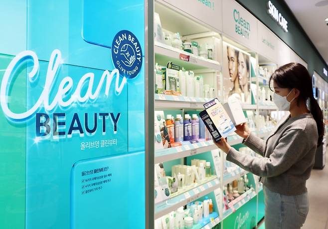 A customer checks out a ‘clean beauty’ product at an Olive Young store. (Olive Young)