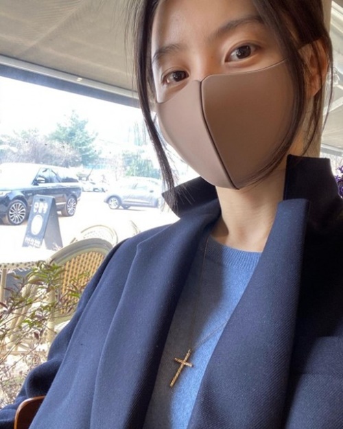 Actor Park Soo-jin reveals recent statusPark Soo-jin posted a picture on his Instagram with a heart emoticon on the 18th.Park Soo-jin in the public photo is wearing a mask indoors.Meanwhile, Park Soo-jin married Actor Bae Yong-joon in July 2015 and has one male and one female.Park Soo-jin was embroiled in controversy during her first sons birth in 2016, when she enjoyed visits to the neonatal intensive care unit (NICU and Nicu) and preferential breastfeeding.Park Soo-jin subsequently temporarily suspended his activities.