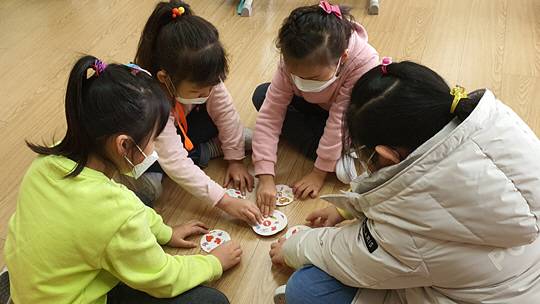 지난해 경기 안산시 단원구 능길초등학교 학생들이 교실에서 카드 교구를 활용해 친구들과 놀고 있다. 초록우산어린이재단 제공