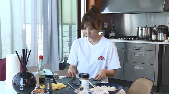 Son Dam-bi, who is the representative of I Live Alone Cuisine poop, will be Top Model in Can Education and Square Kimbap Cuisine.Son Dam-bi, who showed off his lost hand ability for each Cuisine, hopes to escape the Cuisine poop and become a Son Dam-bi dragon.MBC I Live Alone (planned by Ahn Soo-young / director Huh Hang Kim Ji-woo), which will be broadcast at 11:10 pm on March 19, will go to a special Cuisine Top Model that Son Dam-bi will treat to a precious person.Son Dam-bi, who earned the nickname Cuisine Poops by his cuisine ability to catch up with the audience in the last broadcast, burns his will to the Cuisine Top Model, saying, I want to treat Cuisine to the precious.Son Dam-bi, who is a top model in his first life of Can Education, starts Cuisine by looking for an Internet recipe.Son Dam-bi, who expressed doubts about his Cuisine ability, said, Is it okay?), which raises the curiosity that he would have succeeded in Cuisine.Following the Can Education Life, Son Dam-bi also tops the making of the square kimbap that is popular these days.Son Dam-bi, who expressed confidence in folding Kimbap that anyone can easily make, is expecting that he showed off his Cuisine ability, which was changed soon after he was in a hurry.