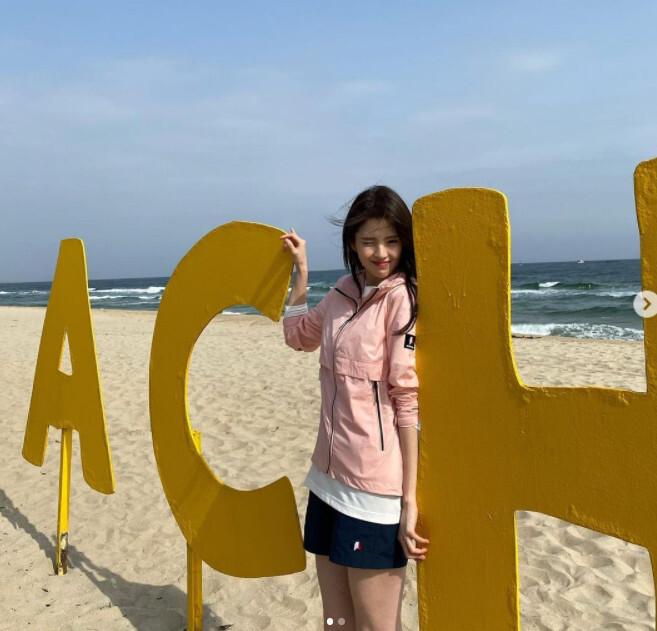 Actor Han So Hee shows off her refreshing charmHan So Hee posted a photo on his personal Instagram account on March 18.In the photo, Han So Hee finds a surf beach in Yang Yang, Gangwon Province and leaves a certification shot.Han So Hee, who is dressed in a pink jacket and black shorts, attracts attention with a refreshing charm that seems to have already come summer.A bright and refreshing smile melts the soy sauce of the viewers properly: Han So Hee, a pale-colored charm that is all cute, pure, sexy and fresh.Meanwhile, Han So Hee made his debut on SBS World I met again in 2017.Last year, JTBC s World of Couples was loved by the role of an adulterer who can not be hated.I plan to meet my fans through Netflix My Name.