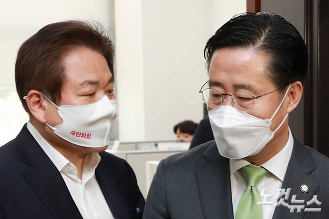 정양석 국민의힘 사무총장과 이태규 국민의당 사무총장이 18일 국회에서 오세훈-안철수 서울시장 후보의 야권 단일화 협상을 마치고 나서고 있다. 윤창원 기자