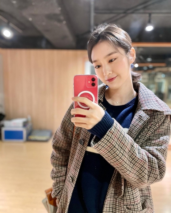 OH MY GIRL JiHos beautiful look attracts attention.On the 18th, OH MY GIRL JiHo posted a number of photos on his Instagram.In the photo, JiHo is taking a selfie at a place presumed to be a practice room.His dazzling beautiful looks attracted netizens.On the other hand, OH MY GIRLs Nonstop, which he belongs to, has recently achieved 100 million streaming.According to the Gaon chart on the domestic music chart, OH MY GIRLs Nonstop has exceeded 100 million cumulative streaming of sound sources and has been named on the Platinum Certification List certified by the Gaon chart.OH MY GIRL is a sleeping word, won the top 10 award at the 2020 Melon Music Awards (MMA 2020), the 2020 Soribada Best K Music Awards (2020 SORIBADA BEST K-MUSIC AWARDS), the 35th Golden Disc Awards digital sound recording category, 30th High1 Seoul Song Grand Prize winner and showed off the powerful power of OH MY GIRL.OH MY GIRL is currently active in individual activities.