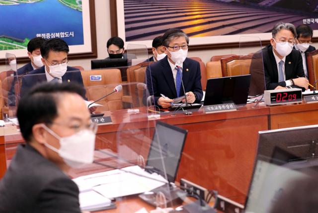 변창흠 국토교통부 장관이 19일 국회에서 열린 국토교통위원회 전체회의에서 의원들의 질의에 답변하고 있다. 뉴스1