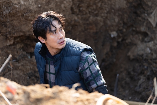 The blue called by Death of Monster Lee Gyu-hoe shakes Shin Ha-kyun and Yeo Jin-goo.JTBCs Drama Monster (directed by Shim Na-yeon, playwright Kim Soo-jin, production Celltrion Entertainment and JTBC Studio) unveiled a scene of a confrontation of the Manyang Police Station family, which digs into the ground on March 19, ahead of the 9th broadcast.Monster was the turning point for Death of the serial killer Gangjin High School Muk (Lee Kyu-hoe).Move-style (Shin Ha-kyun) and One-week (Yeo Jin-goo) who broke the law and One rules to catch Monster and became Monsters themselves.The death of Gangjin High School Mook put the two men who came close to the truth into deeper confusion and pain.Gangjin High School chose Death with a message that I am not flexible, my brother.What is the truth of the disappearance of Lee Yu-yeon (Moon Joo-yeon) who is in the labyrinth, and what secrets are hidden behind the death of Gangjin High School, and the mystery that deepens as you dig into it is sweeping the room.In the meantime, the unusual movement of the Manyang police box, which digs into the Truth Gunup private land, in the public photos, creates tension on the eve of the storm.Truth Gun-up is the old name of JL Construction, and is represented by Lee Chang-jin (Heo Sung-tae), who is keen to develop Munju New Town.What truths do Move and One have here?Oh Ji-hoon (Nam Yoon-soo), who screams in surprise at something in the previous trailer, is caught, raising questions about the incredible sight unfolded before them.The shocking Move-style and one-week face are also interesting.It also adds to the agitating Nam Sang-bae (Chun Ho-jin), Cho Gil-gu (Son Sang-gyu) and Hwang Kwang-young (Baek Seok-kwang) with firm faces, raising the sense of crisis.What is at the end of their gaze, and it foresaw a storm that will be scary.