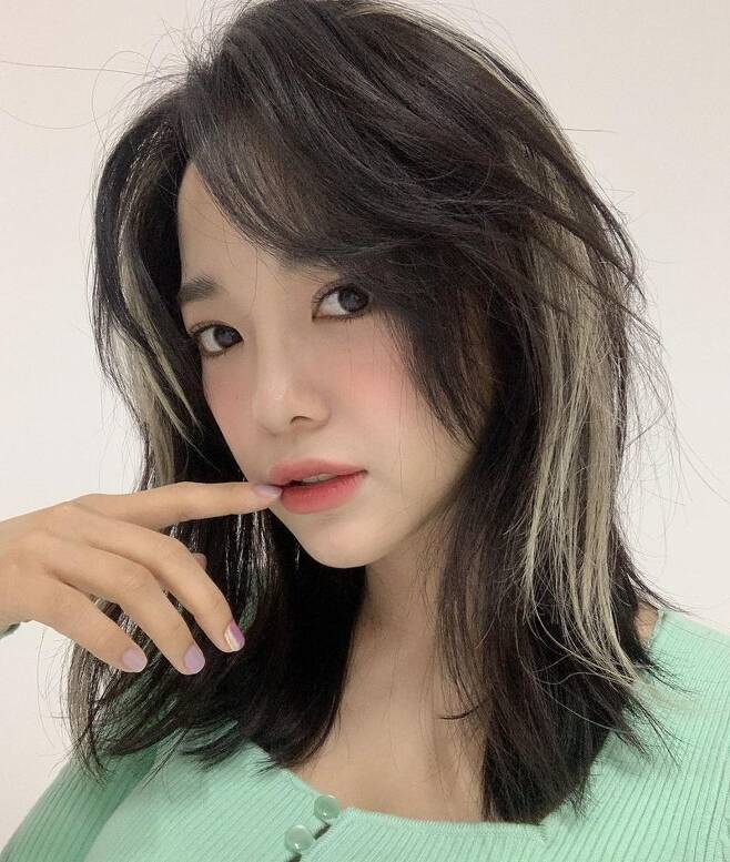 Singer Kim Se-jeong showed off her beautiful look, which also had her bridge hair in a snap.Kim Se-jeong posted two photos on his instagram on March 19 with the phrase 29 days.Kim Se-jeong in the photo has a fresh look with a bridge on his head; Kim Se-jeong has excited fans with big eyes and sleek jawlines.The netizens who saw this responded such as I am so crazy and I waited for a comeback.Kim Se-jeong appeared on Mnet Produce 101 and made his debut as a project group Io Ai in the final ranking.After his re-debut as Gugudan, he joined Singer and Actor activities; after the Gugudan disbandment, he foresaw a solo comeback.