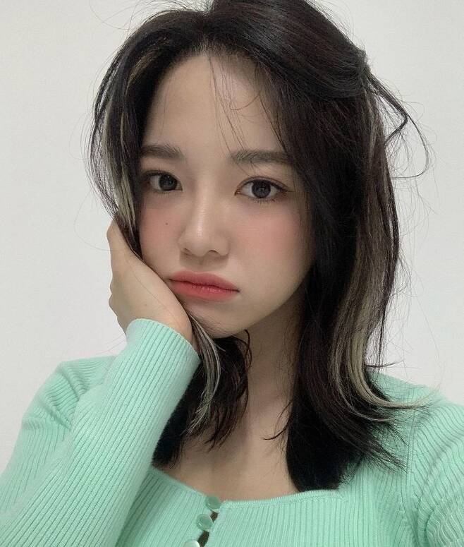 Singer Kim Se-jeong showed off her beautiful look, which also had her bridge hair in a snap.Kim Se-jeong posted two photos on his instagram on March 19 with the phrase 29 days.Kim Se-jeong in the photo has a fresh look with a bridge on his head; Kim Se-jeong has excited fans with big eyes and sleek jawlines.The netizens who saw this responded such as I am so crazy and I waited for a comeback.Kim Se-jeong appeared on Mnet Produce 101 and made his debut as a project group Io Ai in the final ranking.After his re-debut as Gugudan, he joined Singer and Actor activities; after the Gugudan disbandment, he foresaw a solo comeback.