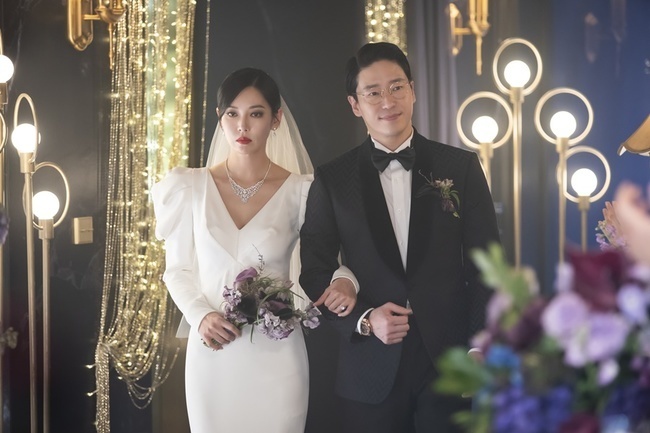 Kim So-yeon Um Ki-joon Wedding ceremony has been unveiled.On March 19, SBS gilt drama Penthouse (played by Kim Soon-ok/directed by Joo Dong-min) released the drama and drama Facial Expression of Chun Seo-jin (played by Kim So-yeon) and Ju Dan-tae (played by Um Ki-joon).In particular, Chun Seo-jin, who demanded a divorce from Ju Dan-tae in the last broadcast, was caught in a trap that Ju Dan-tae had set up, shouting that he bought the water level Park to a fake detective (Kim Kwang-gyu) hired by Ju Dan-tae and that he killed Barrowna (Kim Hyun-soo).How can I hurt the heart of Eun-byeol (Choi Ye-bin)? Chun Seo-jin, who kneeled down to Ju-tae, who showed an eerie original color, eventually prepared Wedding ceremony as planned by Ju-tae.The photo shows Chun Seo-jin and Ju-dan Tae performing Wedding ceremony at Hera Palace.Chun Seo-jin is celebrated by many people in the colorful Wedding ceremony hall and gives a face of sadness and sadness while standing as a bride.On the other hand, Judantae is showing a smile with eerieness toward people.Chun Seo-jin is going to fall into the hands of Ju-tae as it is, and it is exploding curiosity about the future story.