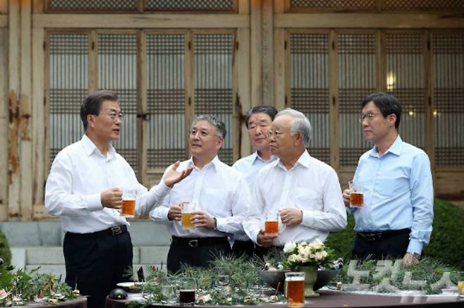 지난 2017년 7월, 청와대 상춘재에서 열린 대통령과 주요 기업인과의 호프미팅에서 문재인 대통령과 함영준 오뚜기 회장, 손경식 CJ회장 등이 대화를 나누고 있다. 청와대 제공