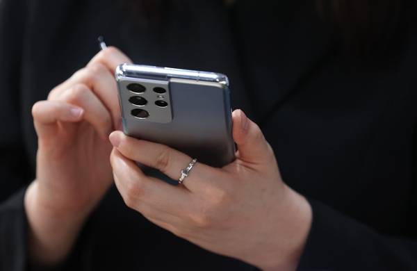 서울 광화문 KT스퀘어에서 직원이 갤럭시S21 울트라에서 S펜 기능을 체험하고 있다. /연합뉴스