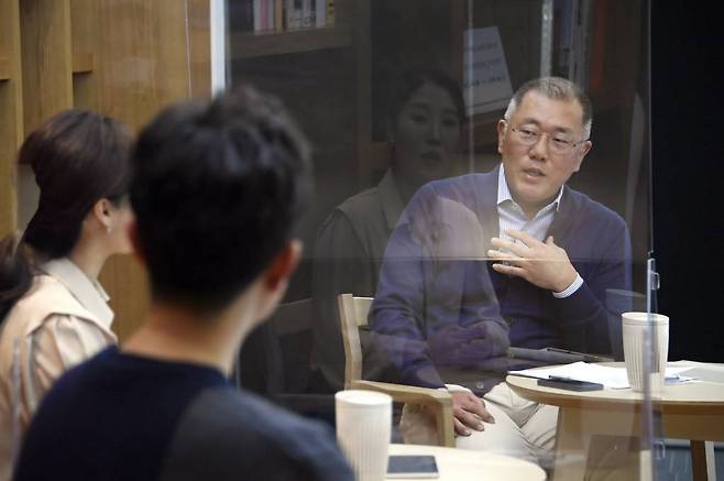정의선 현대차그룹 회장이 지난 16일 서울 서초구 양재동 사옥 도서관에서 그룹 임직원들을 대상으로 열린 온라인 타운홀 미팅에서 발언하고 있다. /사진제공=현대차그룹