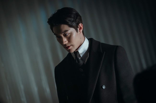 The whole war between Dark Hero and Billen begins.TVNs Saturday Drama Binsenjo (playwright Park Jae-beom/director Kim Hee-won) said on March 20 that Binsenjo, Hong Cha-young (Jeon Yeo-been), and the Babel group Jang Junwoo (Ok Taek Yeon) and Jang Han-seo (Kwak Dong-yeon) fought a bloody war Ive announced.In the last broadcast, Vincenzo and Hong Cha-young, who tried to prevent the investment agreement between bad companies Babel and World Bank, were unfolded.Vincenzo used his visual Cheetki to start his Homme Fattal operation, capturing the hearts of Hwang Min-sung (Kim Sung-chul), the New World Bank chief.Although Choi Myung-hee (Kim Yeo-jin) failed to prevent the investment agreement with a counter punch, Hwang Min-sung, the villain, was clearly flattered and cheerful.Here, the declaration of propaganda of Hong Cha Young, who is going to reveal everything from Babels allegations to connections with the prosecution, made an exciting development.Dark Hero and Billons have been counterattacking the counterattack and exchanging decisions, and the serious atmosphere of Vincenzo and Hong Cha Young in the public photos amplifies the curiosity.Two people who are shocked to witness something, and their terrible faces, as if they have lost their words in front of them, further heighten their sense of crisis.In particular, Vincenzos appearance of the Dark Aura causes curiosity in events that stimulate the mafia instinct.The images of Jang Jun-woo and Kwak Dong-yeon, who have raised the energy of evil to the fullest, are also interesting: Jang Jun-woo, who hid his identity and watched their fight behind one foot.But Vincenzos performance invoked his brutal match-winning temperament: Jang Jun-woo has already declared to Choi Myung-hee that he will handle Vincenzo himself.Attention is focused on what kind of scary thing he will do. The movement of Jang Han-seo, who lives as a half-brother marionette and sprouts inner evil, is also unusual.A storm is approaching, a storm that is unpredictable.