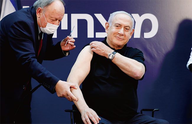 지난해 12월 19일 코로나 백신 접종을 하는 네타냐후 이스라엘 총리. /뉴시스