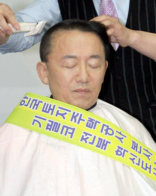 김완주 전북도지사가 2011년 4월 6일 한국토지주택공사(LH) 본사의 분산 배치를 촉구하며 삭발식을 하는 모습. 전주=연합뉴스