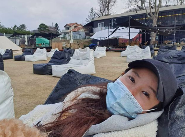 Actor Lee Tae-ran delivered his own Wind through the photo.Lee Tae-ran posted a picture on his instagram on the afternoon of the 21st and wrote, I want to live in the city and I have been going to my house for two years.Looking at the photo posted by Lee Tae-ran on the day, he is sitting in an outdoor cafe chair and enjoying his leisure time.I want to live in the country, and I dont want to give up in Seoul, he said, laughing.Lee Tae-ran has been focusing on family life since the end of the 2019 Drama SKY Castle.In April 2014, I posted a wedding march with my venture businessman.Lee Tae-ran SNS