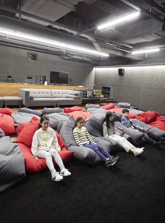소중 학생기자단이 시사실에서 덱스터 스튜디오가 VFX 작업에 참여한 영화의 장면을 모은 쇼릴(Showreels) 영상을 감상했다.