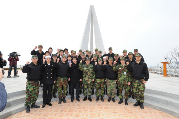 2011년 3월26일 천안함 폭침 1주년에 백령도 천안함 위령탑 앞에서 생존 장병들과 함께 한 최원일 천안함 함장. 최원일 예비역 대령 제공
