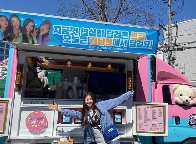 Girl group Brave Girls member Yu-Jeong thanked the fans for their Snack car gift.Yu-Jeong wrote on his Instagram account on the 22nd, Thank you for loving us, Pierres sisters (if youre pretty, all sister!!! I have a boat, but I am happy. In the photo released on the day, Yu-Jeong, who is smiling happyly in front of the coffee and churus Snack tea presented by fans, was shown.The Snack car attracts attention because it says, Pretty girl who has been running hard so far, I run at Running Man today!As a reward, Yu-Jeong, who is on the SBS entertainment Running Man recording, gives thanks to his arms wide open.Brave Girls, which Yu-Jeong belongs to, has been showing various charms since the song Rolin, which was recently released four years ago, followed by the music charts, the top spot on the music charts, the six music broadcasts, and various entertainments.a fairy tale that children and adults hear togetherstar behind photoℑat the same time as the latest issue