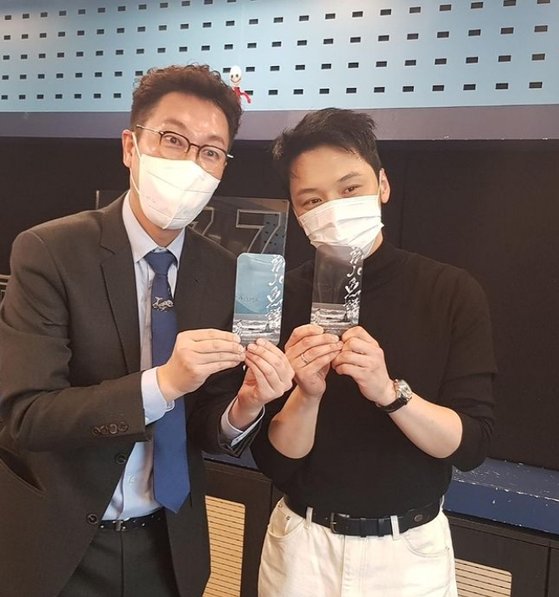 With Kim Young-chul Thank YouByun Yo-han posted several photos on his SNS on the 23rd, iron wave M and Kim Young-chul senior Thank You.Byun Yo-han in the public photo is live in SBS PowerFM Kim Young-chuls PowerFM studio.A warm two-shot with DJ Kim Young-chul was also released.Byun Yo-han appeared on the iron wave M on the morning of the movie asset word.The fans who encountered the photos responded such as I was together with Bora, Asset word fighting Just shining today.On the other hand, the movie Asset word (director Lee Jun-ik), starring Byun Yo-han, is a story about a scholar who is curious about the sea rather than a book after being exiled to Heuksan, and a young fisherman who wants to get out of the sea and go out of the sea.Opening on the 31st.