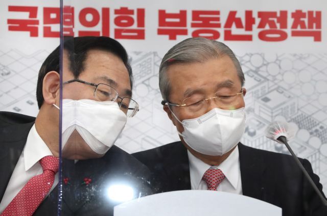 국민의힘 김종인 비상대책위원장(왼쪽)과 주호영 원내대표. 연합