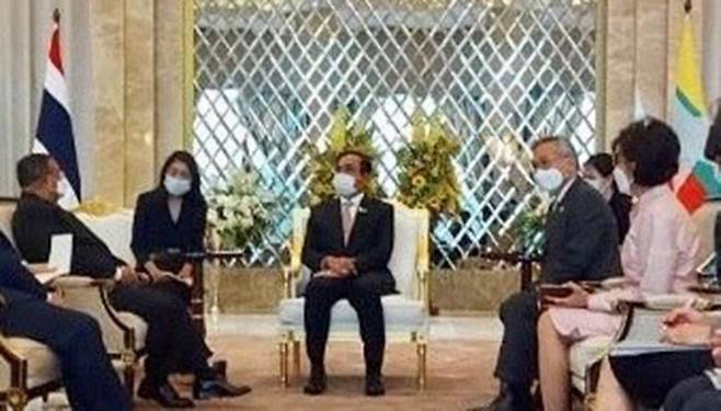 2월24일 방콕에서 미얀마 군정 외교장관을 만나고 있는 쁘라윳 태국 총리(가운데) [MNA 캡처. 재판매 및 DB 금지]