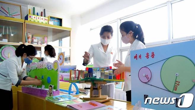 교육 소재를 연구하는 북한 여성들.(대외 선전매체 '류경' 갈무리)© 뉴스1