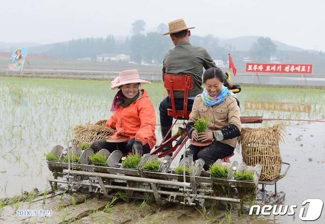 농사 현장의 북한 여성들.(대외 선전매체 '류경' 갈무리)© 뉴스1