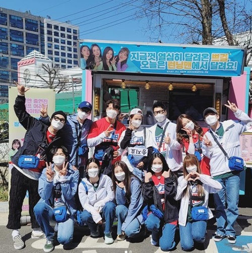 Brave Girls, which she uploaded and appeared in Running Man.Yoo Jae-Suk, Lee Kwang-soo, Song Ji-hyo, Yu Jung-i team in blue Jumper, and white Ji Seok-jin, Yang Se-chan, Eunji and Yuna were estimated to be one team.Haha, Kim Jong-kook, and Min-young, who were wearing black, were also seen as a team, and Jeon So-min was not wearing Jumper, but the number of performers by team is likely to be the same team as those wearing black.