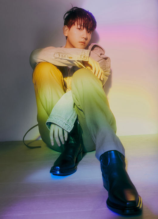 One Top Solo EXO Baekhyun tells the R & B music of Love Theme with the new Mini album.Baekhyuns third mini album Bambi (Bambi), released on March 30, includes six songs with the same title song Bambi and Love Theme, and it is expected to be a good response because it can meet the colorful R & B emotions of Baekhyun.Love Scene (Love God) is a medium tempo R&B song that depicts the feelings of fateful love as a scene of a movie. It is expected to meet with singer-songwriter Colde (Cold), who worked on the second Mini album, Love Again, Baekhyun.In addition, All I Got (All Eye Gad) is a warm pop R&B song created by American R&B new artist Tone Stith (Tone Stith), and the lyrics written by hit maker KENZIE (Kenzie) add to the charm of the song by feeling and confessing the love that becomes perfect over time.On the other hand, Baekhyuns third mini album Bambi will be released on various music sites at 6 pm on March 30th.SM Entertainment