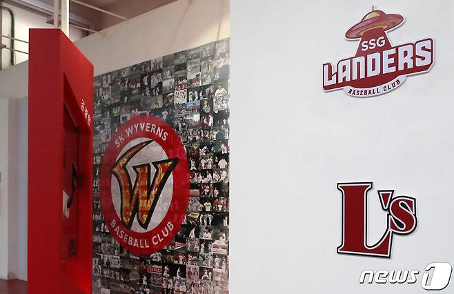 25일 오후 2021 KBO리그 시범경기 SSG랜더스와 삼성라이온즈의 경기가 열리는 인천 SSG랜더스필드에 SK와이번스 조형물과 SSG랜더스 백보드가 나란히 설치되어 있다. 2021.3.25/뉴스1 © News1 김진환 기자