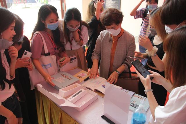 베트남 탕롱대 학생들이 지난해 8월 하노이에서 열린 한국어 교재 전달 행사에 참석해 한국 인기가수 방탄소년단이 수록된 책자를 살펴 보고 있다. 하노이 한인소식지 제공