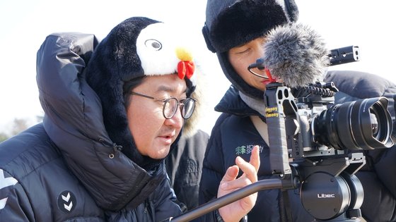 영화 '인천스텔라' 촬영에 열중하고 있는 백승기 감독(왼쪽). [사진 꾸러기스튜디오]
