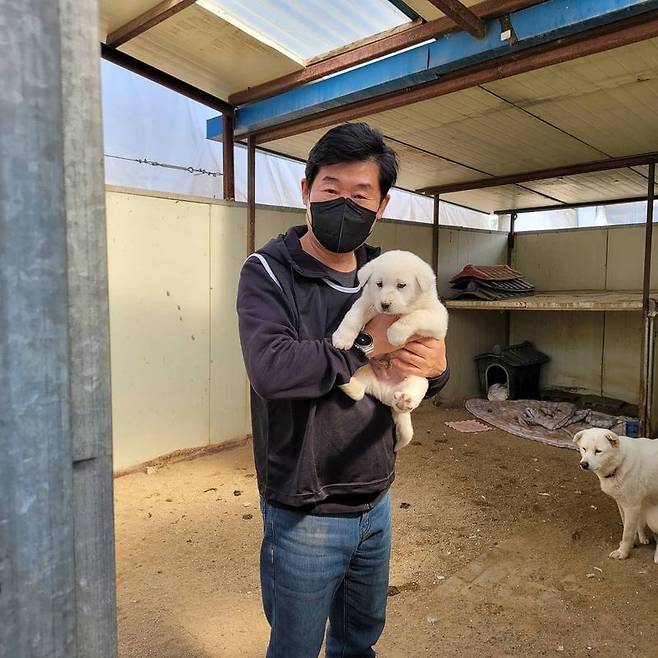 Lee Yeon-bok Chef urged interest in abandoned dogLee Yeon-bok Chef wrote on his Instagram account on March 25, Ive been to the abandoned dog feed support service today to protect abused children.Lee Yeon-bok Chef, pictured with this, still holds a young abandoned dog in his arms.Lee Yeon-bok Chef also photographed and posted various places and emphasized the reality of the abandoned dog.Lee Yeon-bok Chef said, Heres a little help for the pods. There are four. Im so cute for two months.Help me, he added.Lee Yeon-bok Chef, who had always paid special attention to the abandoned dog problem, actually welcomed the abandoned dog happiness as a family.In addition, SBS About Pet recently broadcasted, the dog abandoned dog participated in the temporary protection project.In addition, Lee Yeon-bok Chef is practicing good deeds such as volunteering directly when a fire occurs in the abandoned dog shelter where the actor is operating.