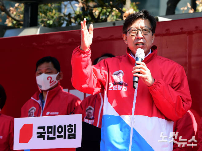국민의힘 박형준 부산시장 후보가 25일 오전 부산 진구 부전시장에서 선거운동 출정식을 갖고 시민들에게 지지를 호소하고 있다. 황진환 기자