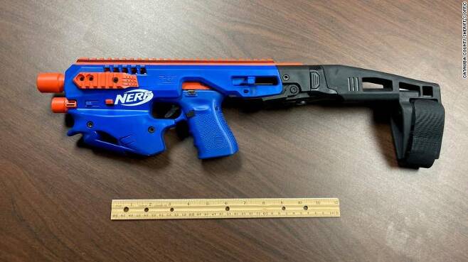 장난감 총인줄…美 마약범 자택서 발견된 진짜 권총