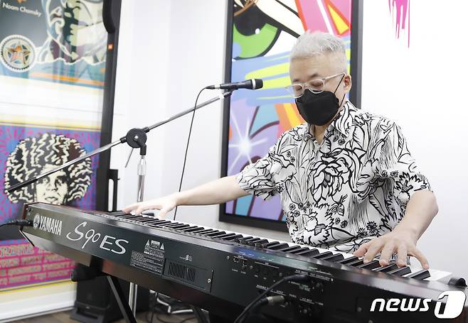 Seoul=) = Composer Kim Hyeong-seok participated in the exhibition Sesame Street Art, Docent Program with Celeb, which was held at the Art Space Line in KG Tower in Seoul Jung-gu on the 26th.2021.326