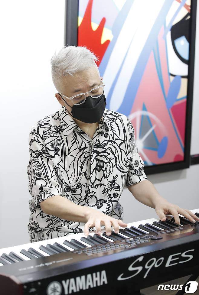 Seoul:) = Composer Kim Hyeong-seok is participating in the Street Art exhibition event, and the Docent Program with Celeb, which was held at the Art Space Line in KG Tower, Jung-gu, Seoul on the 26th.2021.326
