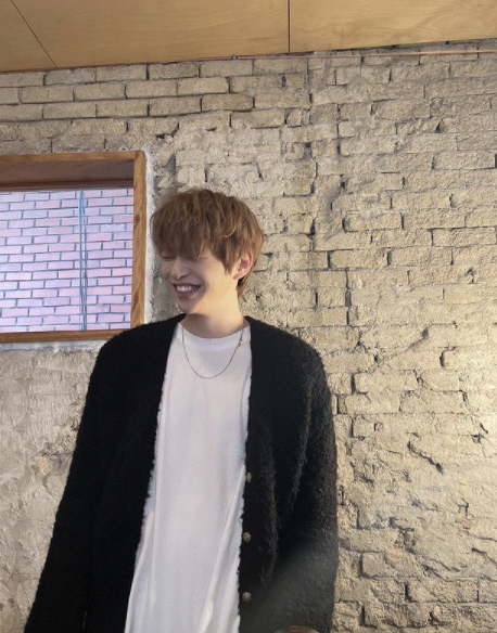 Singer Kang Daniel changed his hair color once again and emanated a bruising.Kang Daniel wrote  on his personal SNS on the 26th and revealed his humorous smile.Matching a black cardigan with a white T-shirt, Kang Daniel is seen laughing happily with her hair down, which has been turned into Brown Hair.Kang Daniel showed a comeback trailer for his new album YELLOW at 0 oclock on the day through his agency Connect Entertainment.The title song was released on the day of the comeback and the cover of the new album, and this time the title song was released.Kang Daniel participated in the songwriting again, which is the main story connecting PARANOIA, which showed a leap forward as a solo musician in February.Kang Daniels vocals and dreamy atmosphere, which are shouting through the comeback Trailer, are raising expectations.Previously, PARANOIA followed SBS MTV The Show, MBC Everlon Show! Champion, Mnet M Countdown, Show!Kang Daniel, who has won the first prize in the music center, has been interested in how to reach fans with new music.