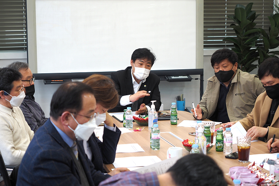 최근 동원이엔씨 강준호  대표(사진 가운데) 및 임직원, 한국주유소협회 관계자들이 참석한 가운데 '저탄소 주유소 에너지 전환 사업' 세미나가 열렸다/사진제공=동원이엔씨