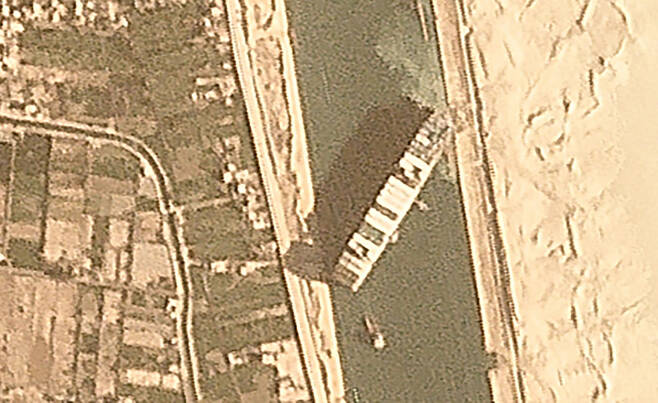 플래닛랩스 위성 이미지에 따르면, 초대형 컨테이너선 '에버 기븐'호가 좌초돼 수에즈 운하를 가로막고 있다.[AP]