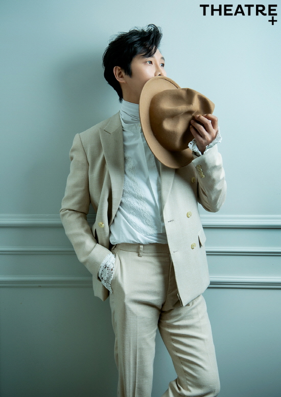 Actor Ryu Jung Hwan showed a unique elegant and sophisticated emotional picture with deepened eyes.Ryu Jung Hwan has decorated the April issue cover of the performance culture magazine Theater Plus alone.Ryu Jung Hwan is in charge of Servantes & Don Quixote of musical Man of La Mancha, which has been performing extended performances at Chungmu Art Center since 24th.Ryu Jung Hwan has released a warm-tempered charm with a suit picture that gives a calm and luxurious atmosphere in this photo shoot, which was held under the concept of In & Out.In a comfortable space, he showed a private figure enjoying his own time, a bright and casual appearance with sunflower props and colorful costumes, and received cheers from field staffs every cut.In an interview with this photo shoot, he made a special impression with the 15th anniversary performance as the premiere actor of musical Man of La Mancha.I think that the fact that one piece has been going up for more than a decade means that it has been verified to some extent.It is very proud and glorious to participate in such a work. As for the reason why musical Man of La Mancha is loved for a long time, The audience seems to have some new things over time with this work.As I get older, the story of Don Quixote comes to me more, and even though I live in reality, I think, Oh yes, I forgot, but I had a dream.Its a work that makes you worry about life without complacently being complacent, he said.When I go up listening to the last dream I cant achieve, it seems to inspire my life to go to the world and even make me talk about injustice with greater courage, he said, stressing that he made himself a better person.Musical Man of La Mancha conveys hope in despair through the adventure of rushing toward the dream of Alonzo Kihana and his servant Sancho, which mistake himself as Don Quixote based on the novel Don Quixote.Musical Man of La Mancha will be held at Chungmu Art Center Grand Theater until May 16th.Photo: Theater Plus