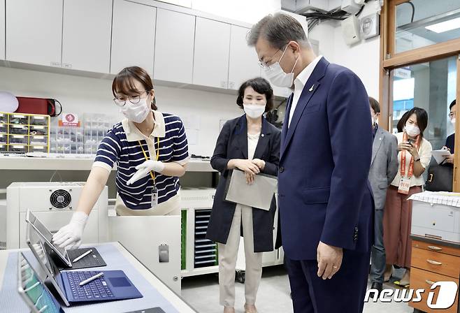 문재인 대통령이 지난해 8월18일 창덕여중을 방문해 스마트기기 관련 설명을 듣고 있다. (청와대 제공) 2020.8.18/뉴스1