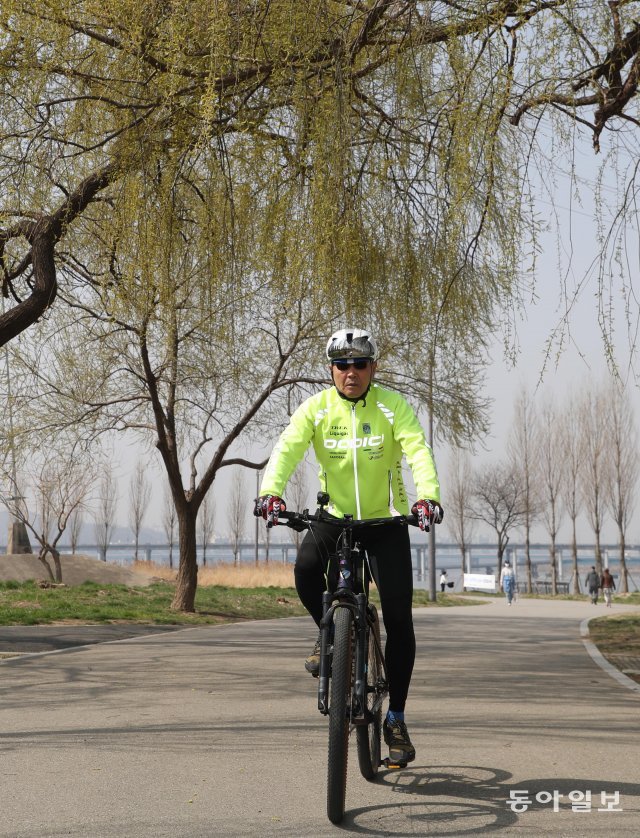 주 4회 자전거를 타고 있는 조성복 씨는 “자전거 타기는 최고의 건강 지킴이”라며 평생 즐기겠다고 했다. 박영대 기자 sannae@donga.com